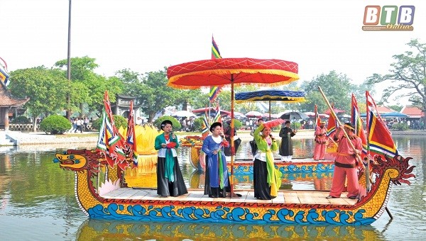 Biểu diễn du thuyền hát giao duyên tại Lễ hội chùa Keo. Ảnh: Báo Thái Bình