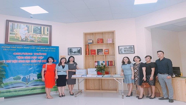 Sở Tư pháp Hải Phòng tặng sách pháp luật cho Thư viện miễn phí quận Lê Chân