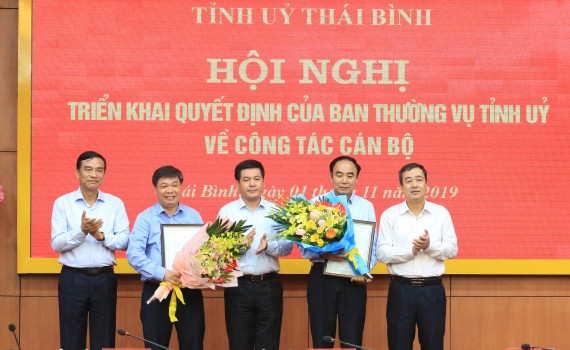 Thường trực Tỉnh ủy Thái Bình trao quyết định, tặng hoa chúc mừng các ông Vũ Đức Hằng, Nguyễn Quang Hưng. Ảnh: Thành Tâm/Báo Thái Bình.
