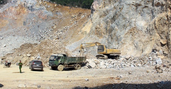 Lực lượng Công an tỉnh Quảng Ninh kiểm tra điểm khai thác đá tại TP Uông Bí