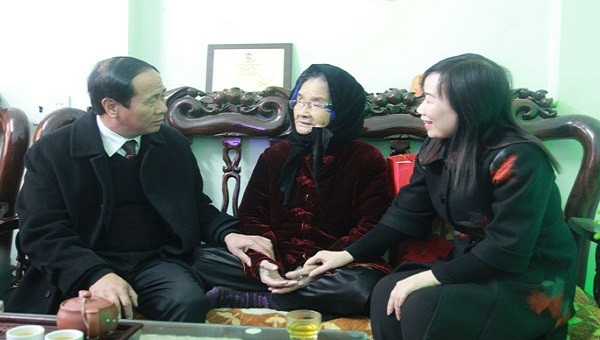 Bí thư Thành ủy Nguyễn Văn Thành tặng quà cho Mẹ Việt Nam anh hùng tại huyện Tiên Lãng.