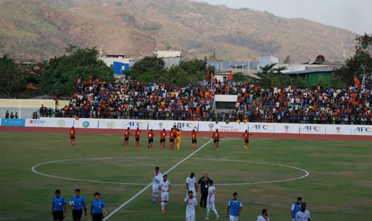 Tuyển quốc gia Đông Timor được người hâm mộ chào đón sau trận đấu với tuyển Palestine hồi năm 2015. 