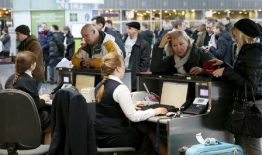 Hành khách phải chờ đợi tại quầy ở sân bay Borispol, Ukraine do máy tính bị virus tấn công