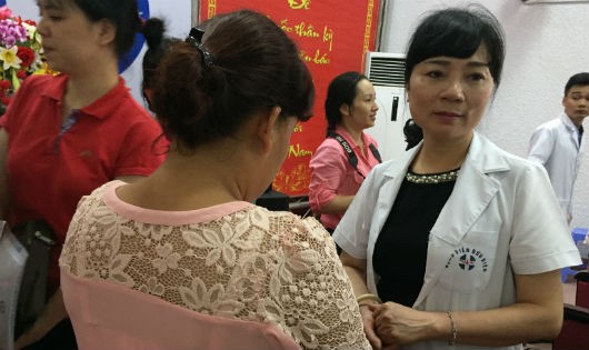 Bác sĩ Nguyễn Thị Nhã tư vấn cho bệnh nhân