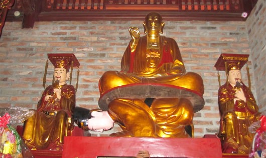 Bức tượng Phật ngự trên lưng vua