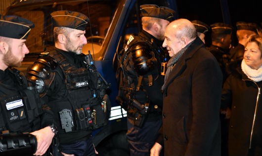 Bộ trưởng Nội vụ Gerard Collomb nói chuyện với cảnh sát làm nhiệm vụ ở Calais.