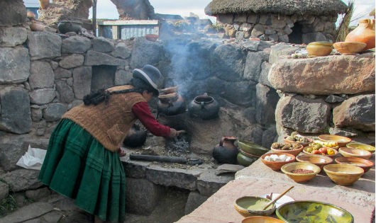 Một phụ nữ Quechua đang nấu nướng trong khu bếp lộ thiên gần khu di chỉ khảo cổ học Sillustani ở Puno (Peru)