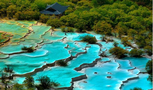 Chiêm ngưỡng hồ nước nóng ruộng bậc thang đủ màu ở Trung Quốc
