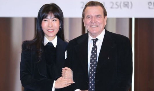 Ông Gerhard Schroeder và bà Kim So-yeon