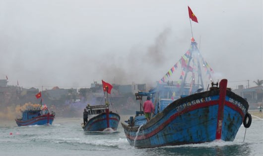 Tàu cá của ngư dân Sa Huỳnh nối đuôi nhau vươn khơi sau lễ hội