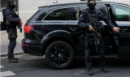 Cảnh sát đặc nhiệm Pháp tham gia dẫn độ Salah Abdeslam tới tòa án ở Paris