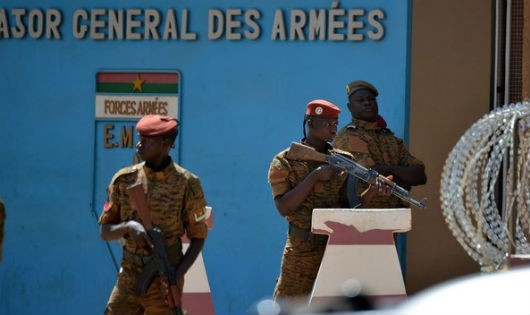 Binh sĩ Burkina Faso tuần tra tại sở chỉ huy quân đội ở Ouagadougou, sau vụ tấn công