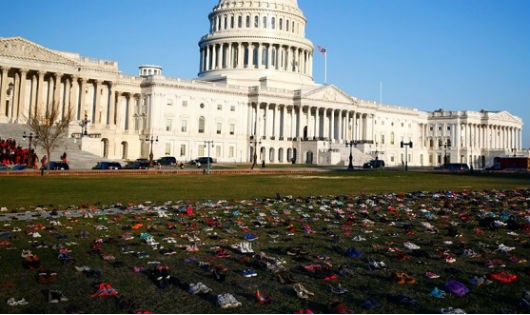 7.000 đôi giày trẻ em trước Tòa quốc hội và 17 phút đặc biệt ở Mỹ