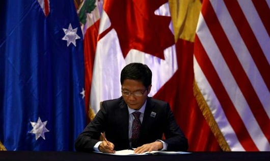 Bộ trưởng Công thương Trần Tuấn Anh đại diện Việt Nam ký hiệp định CPTPP. Ảnh: Ivan Alvarado/Reuters