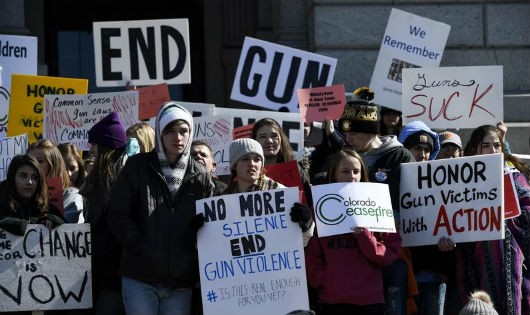 Học sinh, giáo viên và người dân phản đối bạo lực súng đạn tại Corolado State Capitol vào ngày 21/2/2018 (Nguồn: Getting Image)