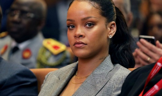 Rihanna nổi giận vì Snapchat xem nhẹ bạo lực gia đình