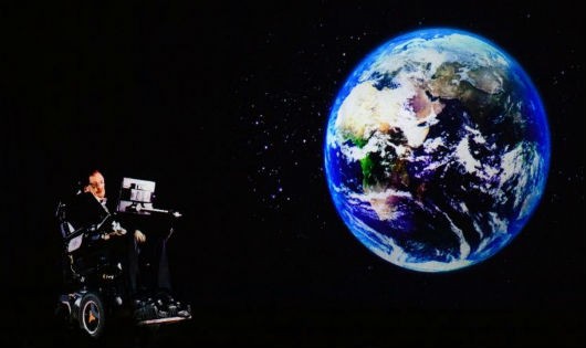 Stephen Hawking nói chuyện với khán giả năm 2017