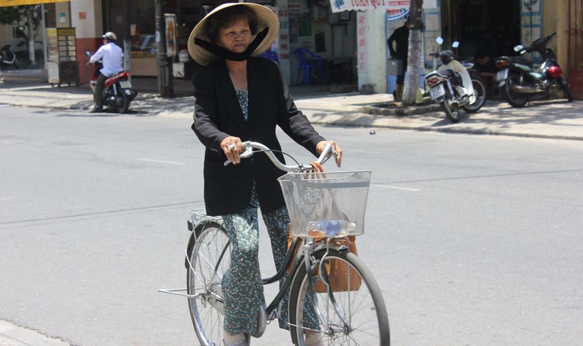 Mẹ Lan dù bệnh tật hiểm nghèo vẫn ngày ngày đạp xe đi làm thuê