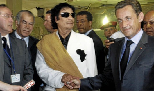 Ông Nicolas Sarkozy bắt tay nhà lãnh đạo Libya Muammar Gaddafi tại Tripoli, Libya hồi tháng 7/2007