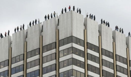84 bức tượng đại diện cho những người đã tự tử hàng tuần ở trên một nóc nhà tại Anh
