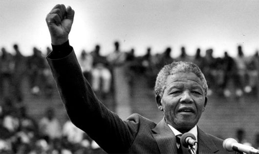  Nelson Mandela đã đi khắp đất nước kêu gọi người dân kháng chiến chống lại Apartheid