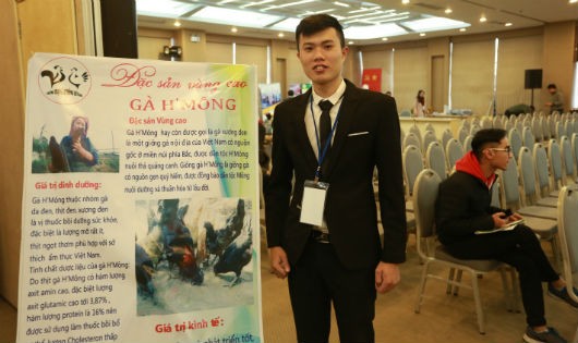 Nguyễn Thanh Bình với Dự án Trang trại Gà Hơ’Mông. Ảnh: NVCC