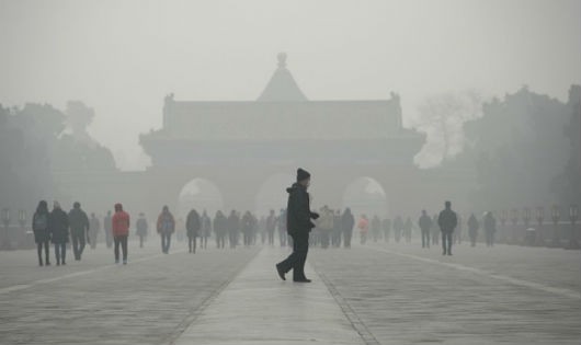 Một người đàn ông bước đi trong làn khói bụi ở Bắc Kinh vào ngày 20/12/2016. (Wang Zhao / AFP / Getty Images)