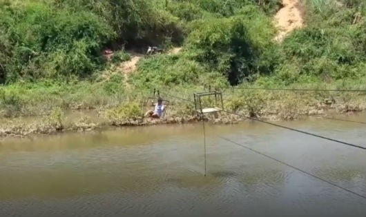 Người dân đánh cược với tính mạng khi đu cáp treo qua sông Pô Cô