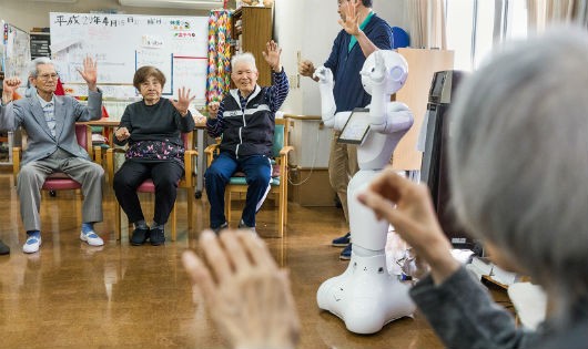 Tập thể dục theo robot trong một viện dưỡng lão
