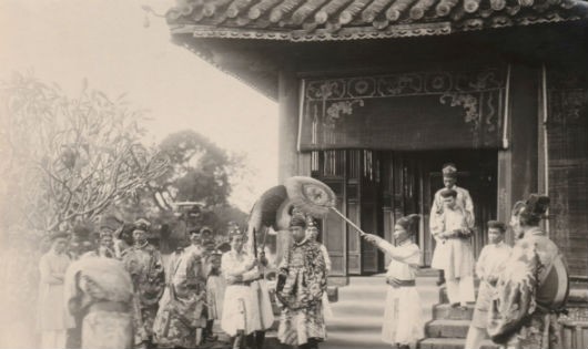 Huế 1926, Lễ đăng quang của Bảo Đại. Nhà vua viếng Thế miếu