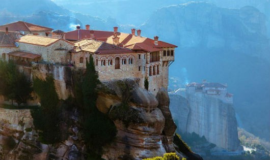 Độc đáo tu viện Meteora 'lơ lửng' trên núi tại Hy Lạp