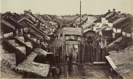 Phố Hàng Chiếu năm 1880 hiện lên với đường phố nhỏ hẹp, những căn nhà lụp xụp