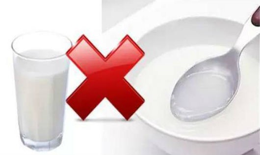 Kết hợp sữa và cháo là sai lầm phổ biến khi cho trẻ ăn. (Ảnh minh họa)