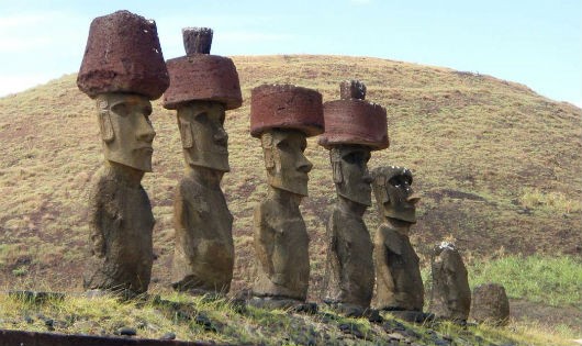Trong số các tượng đá, người ta tìm thấy khoảng 70 bức “đội mũ” hình trụ.