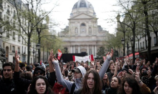 Sinh viên Pháp biểu tình trước đại học Sorbonne, Paris, phản đối luật Định hướng đào tạo và Thành công của sinh viên