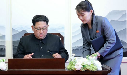 Ông Kim Jong-un ký sổ lưu niệm tại nhà Hòa bình