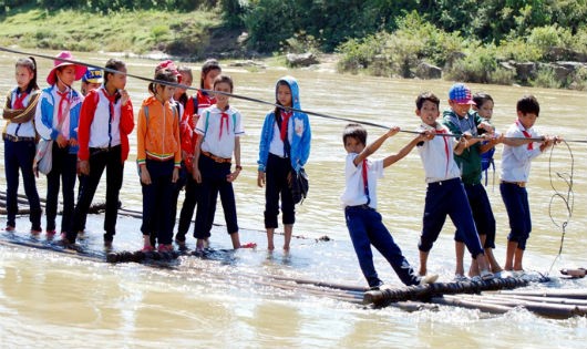 Học sinh tự kéo bè qua sông Rin