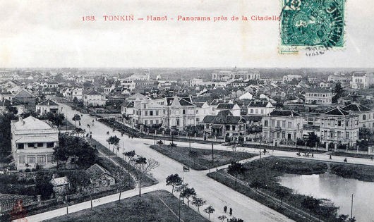 Hình chụp khoảng 1890 từ trên Tháp cột cờ Hà Nội, nhìn về phía nam. Con đường lớn ngay giữa hình là đường Điện Biên Phủ ngày nay