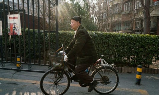 Ông Han Zicheng hồi tháng Một đạp xe đi mua đồ ăn tại khu chợ gần nhà ở thành phố Thiên Tân, Trung Quốc