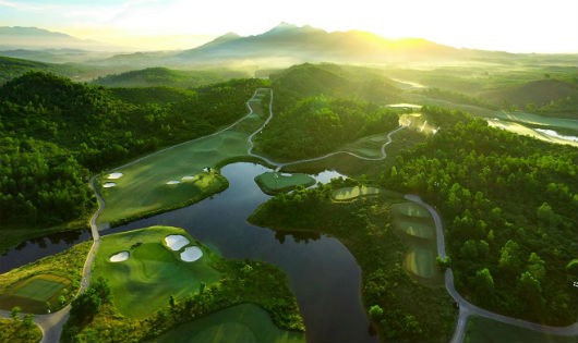 Chơi golf giữa núi đồi Đà Nẵng