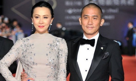 Nữ diễn viên Lưu Gia Linh (hiện tại) bên người chồng của mình, Lương Triều Vỹ. 
