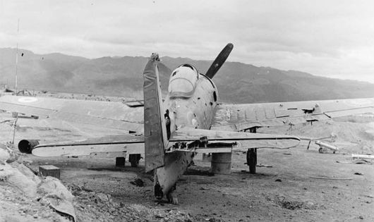  Máy bay Pháp F8F Bearcat bị đạn pháo phá hủy
