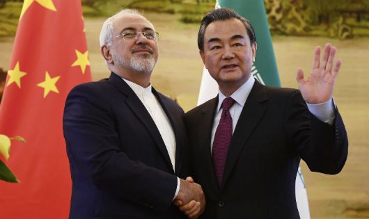Ngoại trưởng Trung Quốc Vương Nghị (phải) tiếp đồng nhiệm Iran Mohammad Javad Zarif, tại Bắc Kinh, ngày 13/5/2018