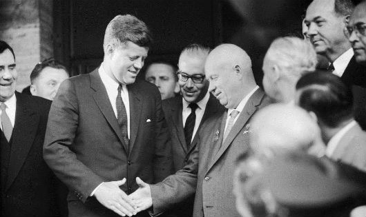 Tháng 6/1961, tổng thống Mỹ John F. Kennedy có cuộc gặp nhà lãnh đạo Liên Xô Nikita Chrutshow ở thủ đô Viên của nước Áo