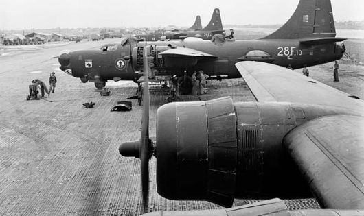 Bộ phận hậu cần quân Pháp gắn vũ khí lên máy bay chuẩn bị oanh kích Điện Biên 