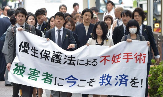 Luật sư và những người ủng hộ các nạn nhân bị triệt sản theo luật ưu sinh biểu tình trước tòa án Tokyo ngày 17/05/2018