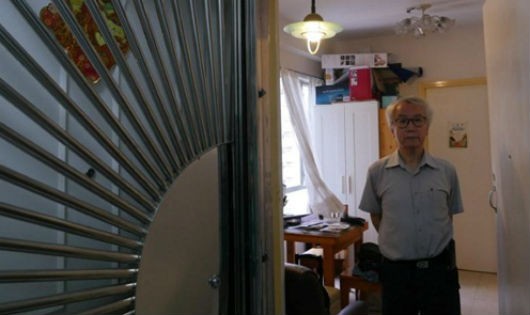 Ông Ng Goon-lau đứng bên trong căn hộ của mình, nơi từng xảy ra hai vụ tự tử.