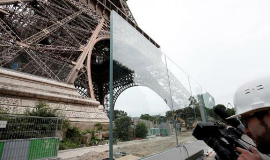 Một phần bức tường kính dày 6,5 cm bảo vệ Tháp Eiffel. Hình chụp ngày 14/6/2018