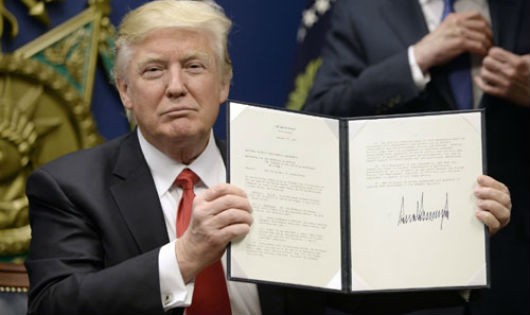 Trump ký sắc lệnh cấm nhập cảnh năm 2017