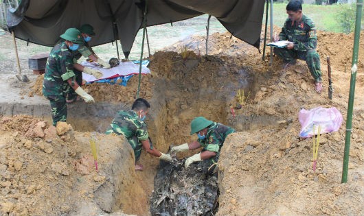 Đội Quy tập mộ liệt sỹ Sư đoàn 968 (Quân khu 4) cất bốc 6 hài cốt liệt sỹ ở khu vực vườn gia đình ông Phan Ngọc Viên Thôn Nghĩa Hy - thị trấn Cam Lộ (Quảng Trị). 